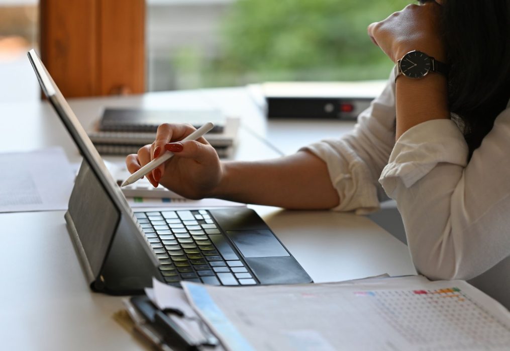 Comment Entretenir Vos Espaces de Travail Entre Deux Interventions de Nettoyage Professionnel